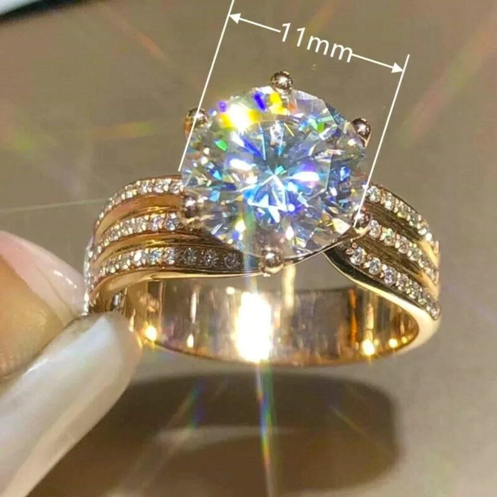 New Stunning 18k Yellow Gold 925 Silver 4ct Round Brilliant sim. Diamond Ring
